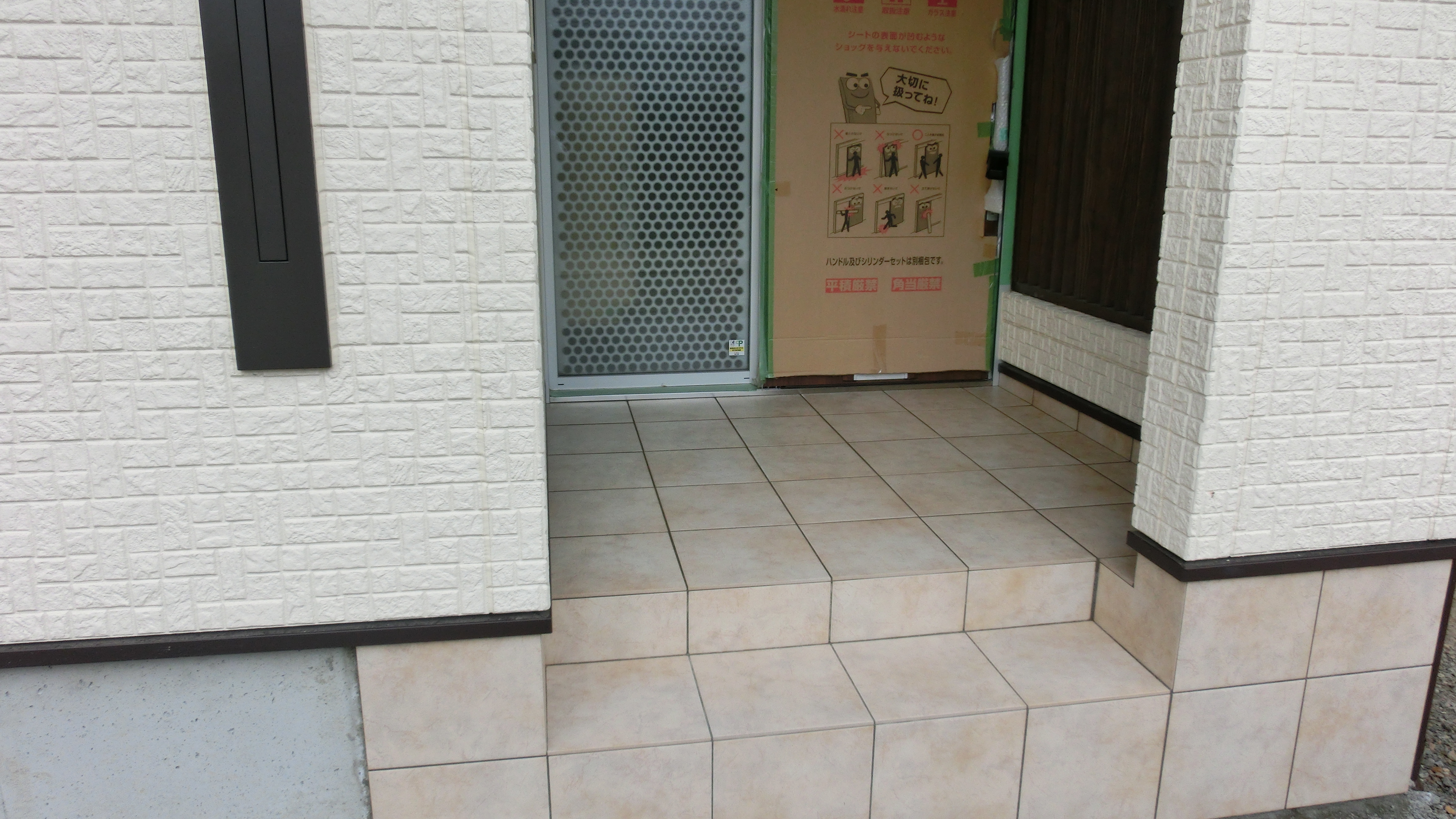 新居浜市で二世帯住宅の玄関写真