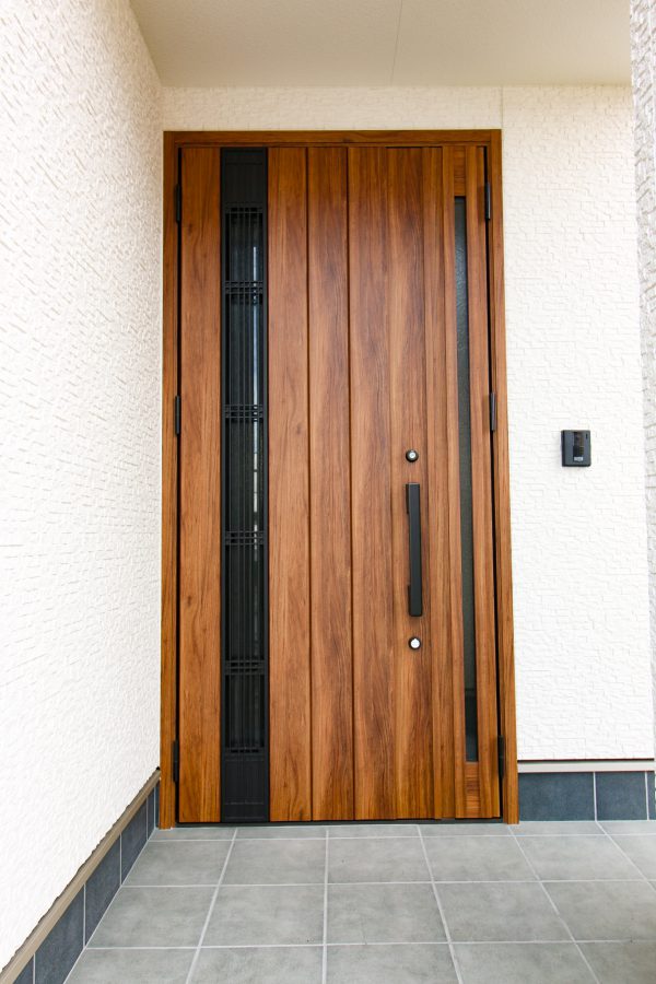 新居浜市でオシャレな住宅の玄関ドア写真